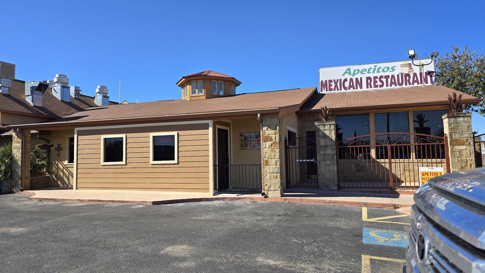 Plate of Apetitos Mexican food